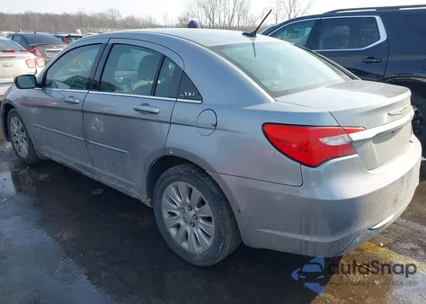 2013 Chrysler 200 Lx z USA, uszkodzony, nr VIN 1C3CCBAB0DN668412
